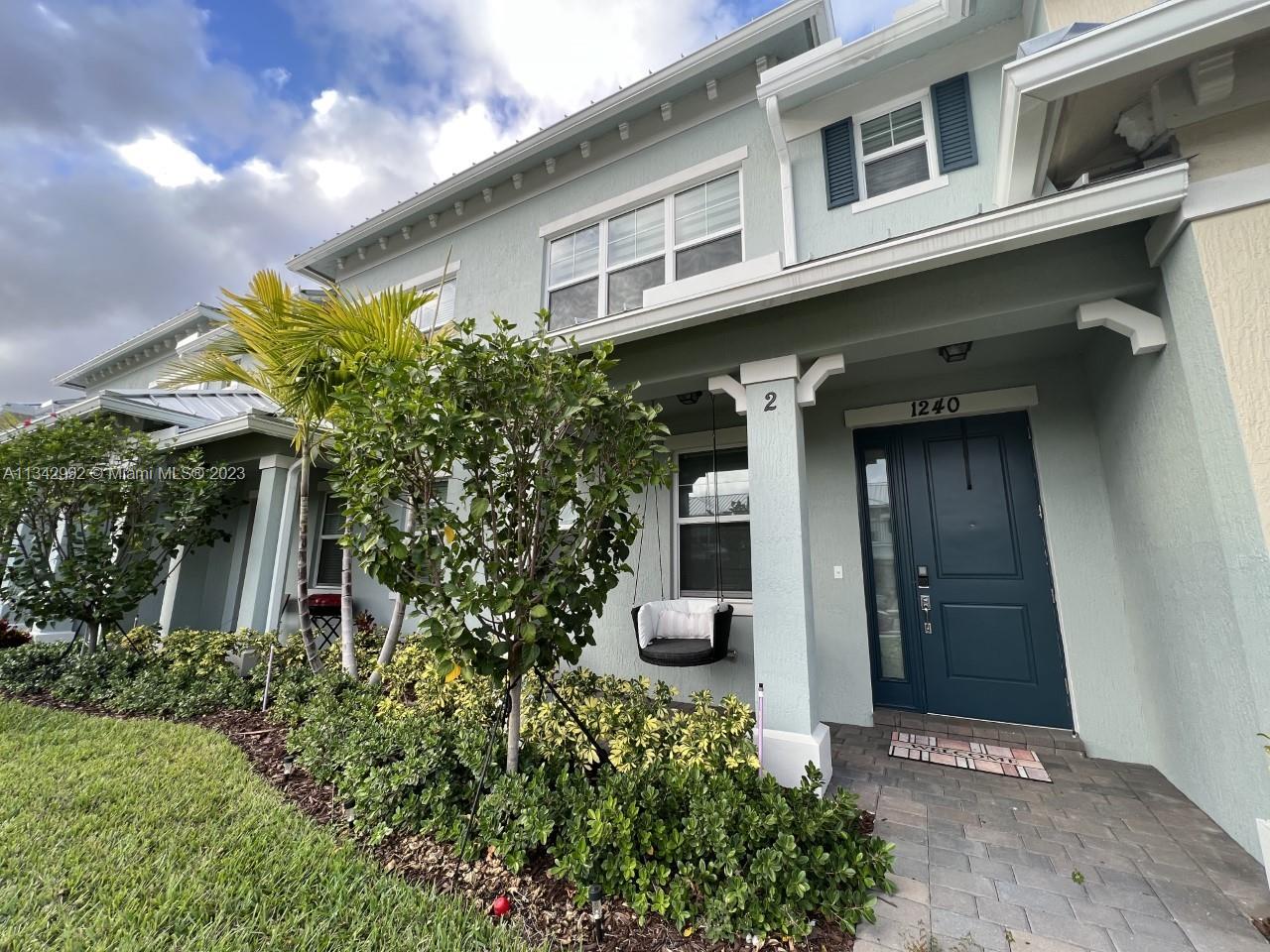 Photo 1 of 1240 Eucalyptus Dr in Hollywood - MLS A11342992
