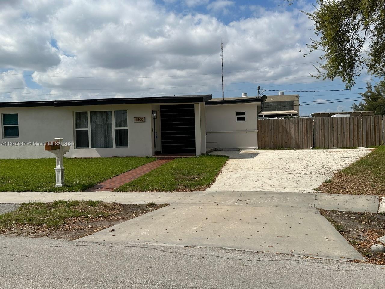 Photo 2 of 4800 114th Ct in Miami - MLS A11345647