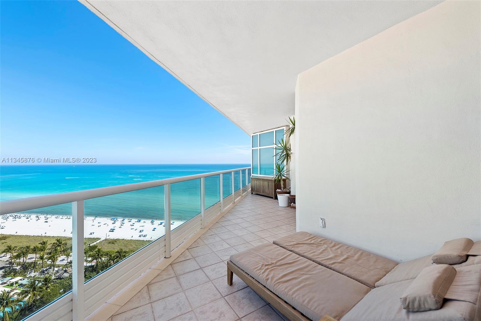 Balcony that frames the entire apartment