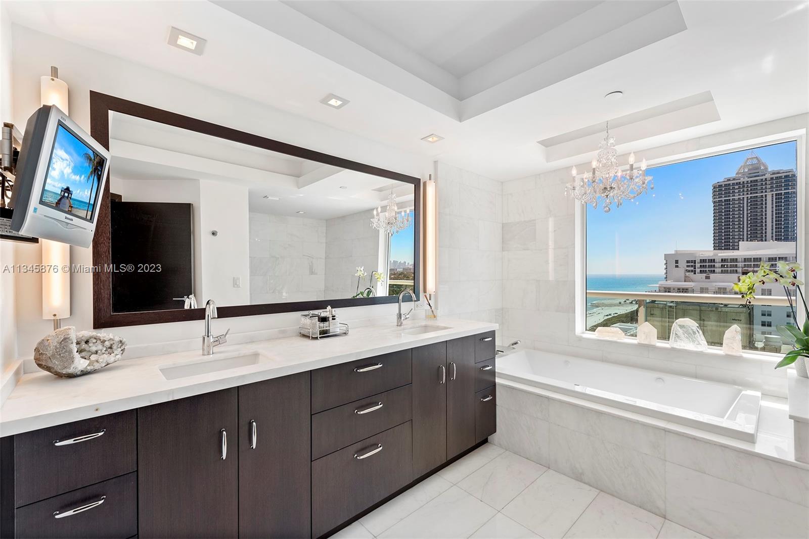 Principal bathroom with natural light and ocean views from different angles.