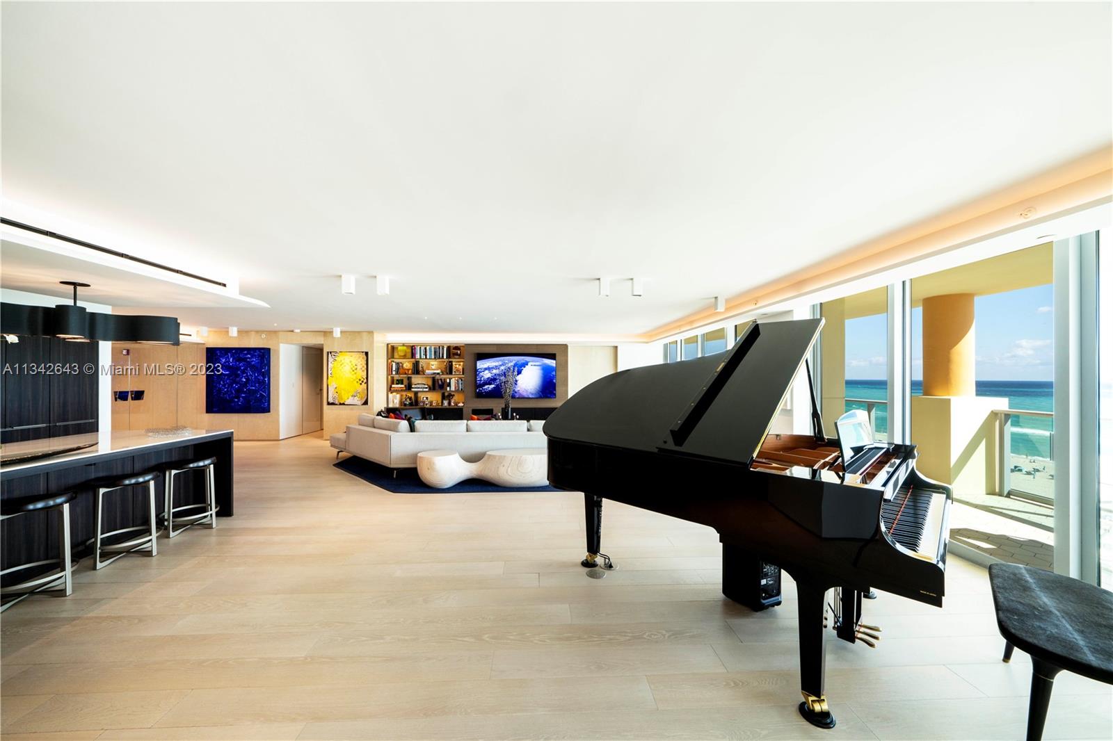Open flow-through floorplan, perfect for entertaining!