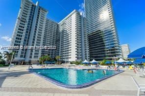 FULL SUNNY RESORT STYLE POOLDECK