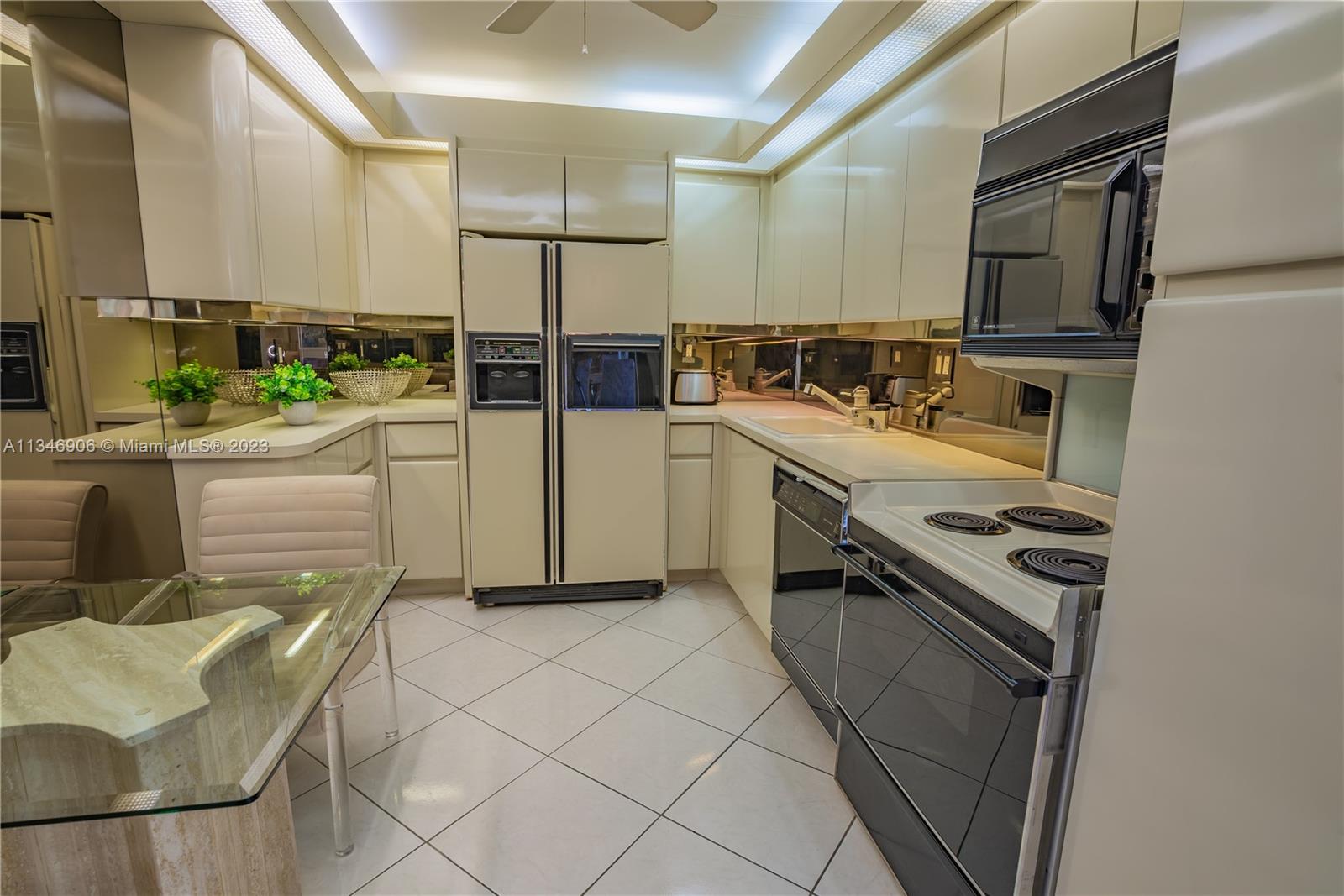 SPACIOUS EAT-IN KITCHEN