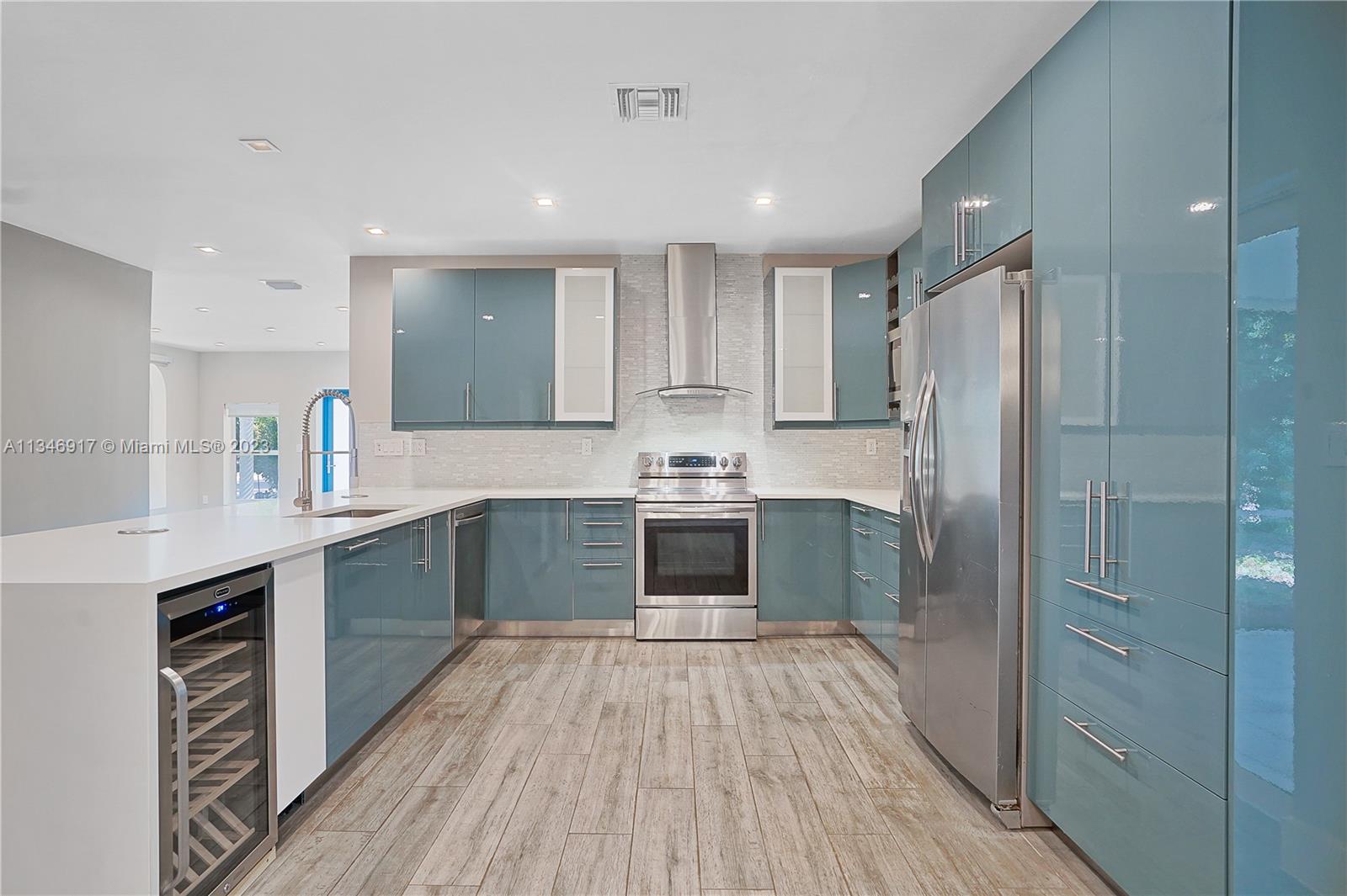 kitchen/dining room
virtually staged