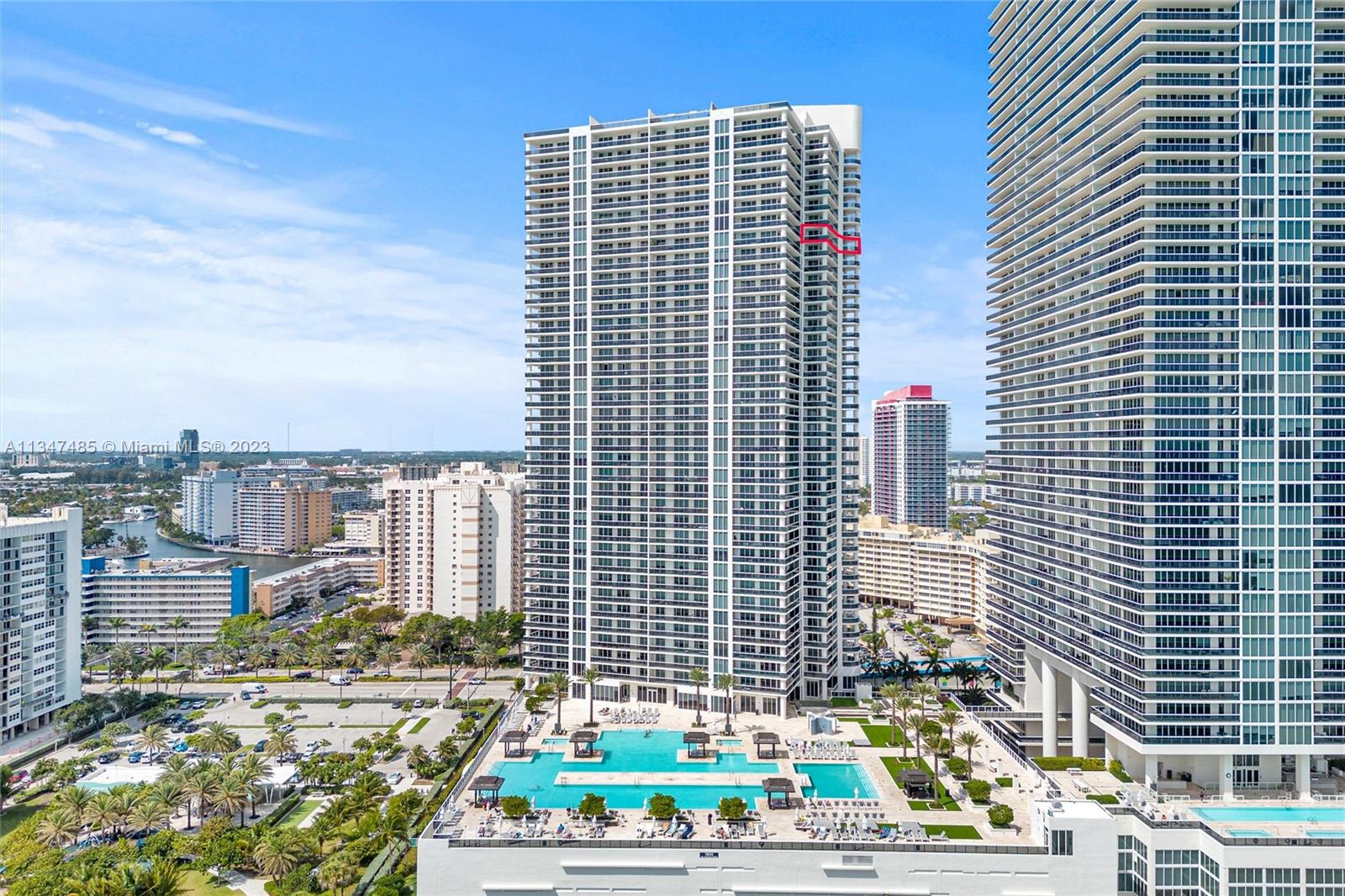 38th floor! Check out that pool!