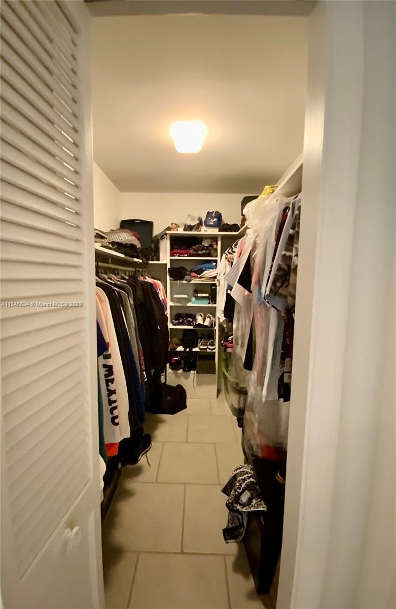 Walk in closet 2
