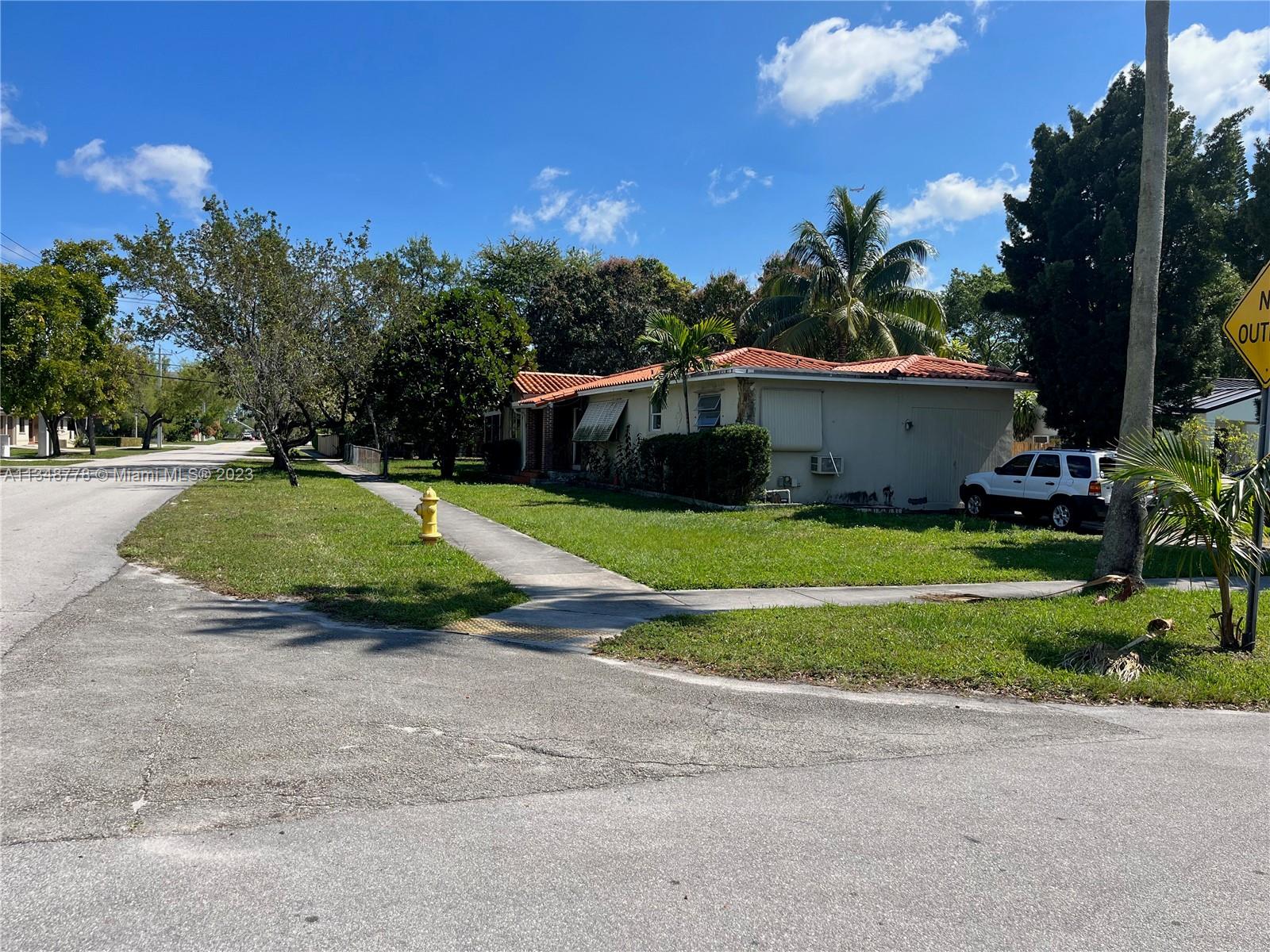 1101  Oakwood Dr  For Sale A11348778, FL