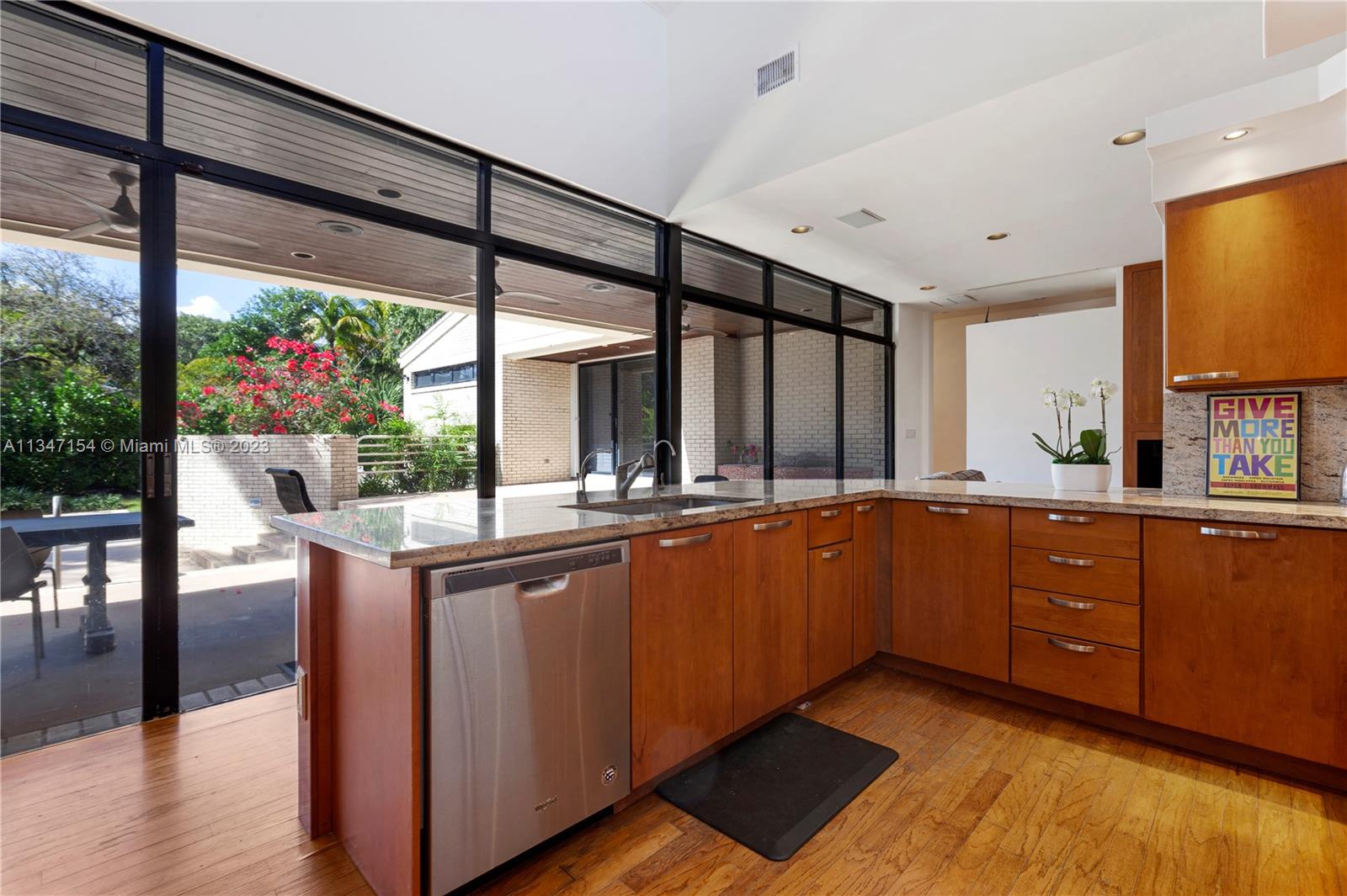 Listing Photo 12