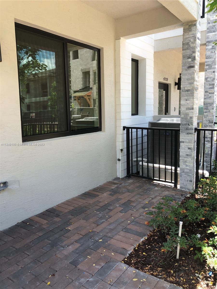 Photo 2 of 4721 83 Parkway in Doral - MLS A11349100
