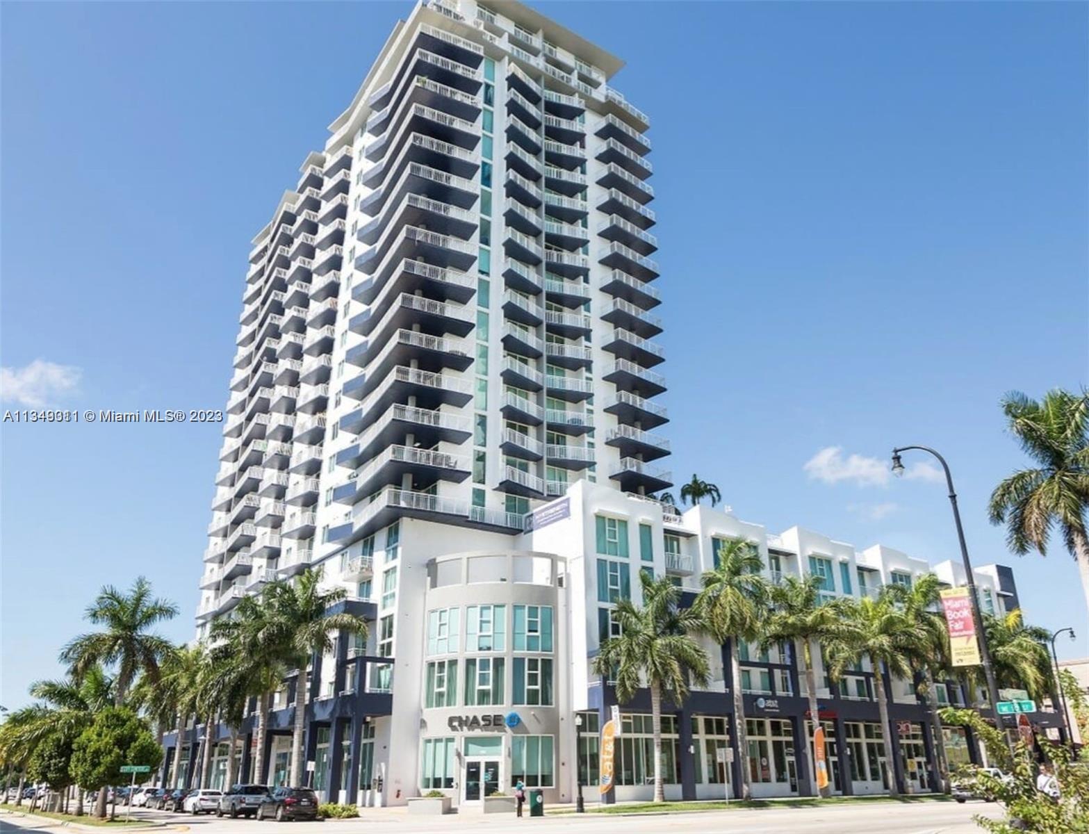 Amazing 1/1 unit with bay and city views. Spacious unit with separate living and dining area. Short distance to the Preforming Art Center, AAA and Bayside. 5 minutes to South Beach, Coconut Grove and Brickell. Amenities include gym, pool, Jacuzzi, sunbath deck and Business Center.Unit freshly painted as well as kitchen cabinets .Prime location .Call today for an easy showing . It wont last !