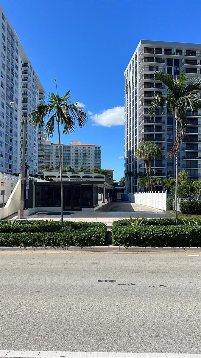 Prime location ,A1A and Oakland  944 sf retail space,   can be used for  law office , barber shop ,liquor/ convenient stores and more , the building was completely  renovated  and new impact glass and doors installed  . for additional parking there is public parking  garage behind the building .
call  agent for showing instructions .