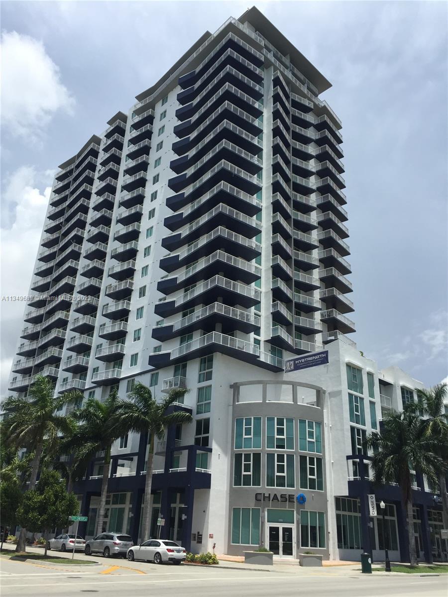 Beautiful 1 bed / 1 bath in the heart of of Biscayne. Building has concierge, 24 hour security,  swimming pool, Jacuzzi and more amenities. This unit has 1 assigned covered parking space . Washer and Dryer inside unit. Located in the new hot area of Edgewater. Centrally located near the bay, park, transportation, downtown Miami, Preforming Art Center Theater and Design District.