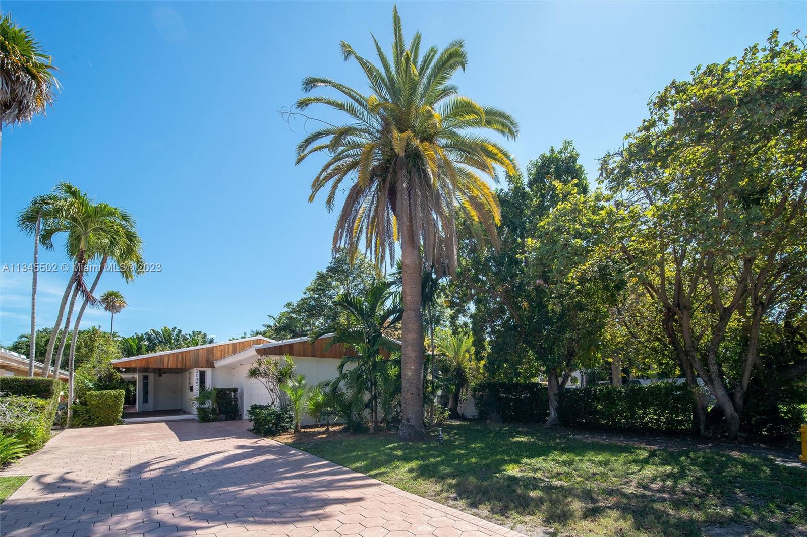 3135  Royal Palm Ave  For Sale A11345502, FL