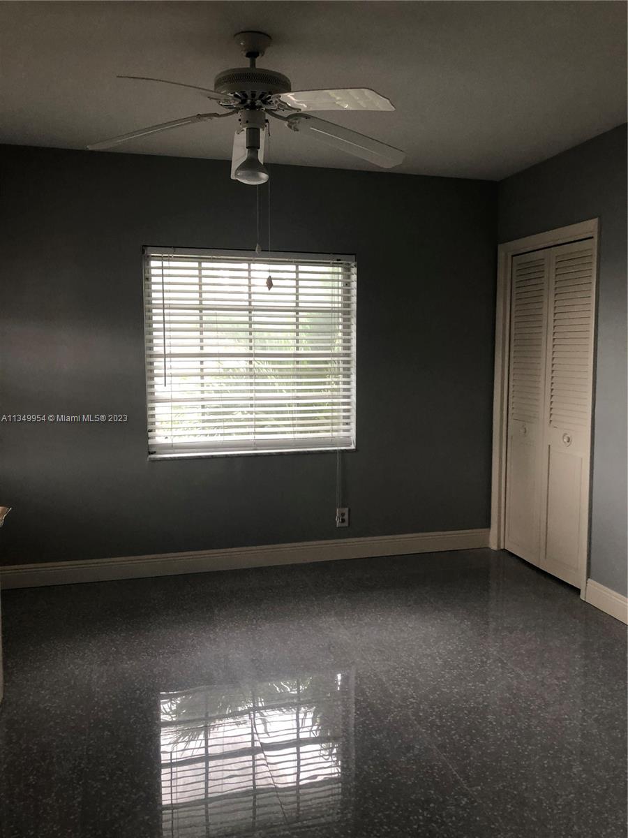 second bedroom with a closet