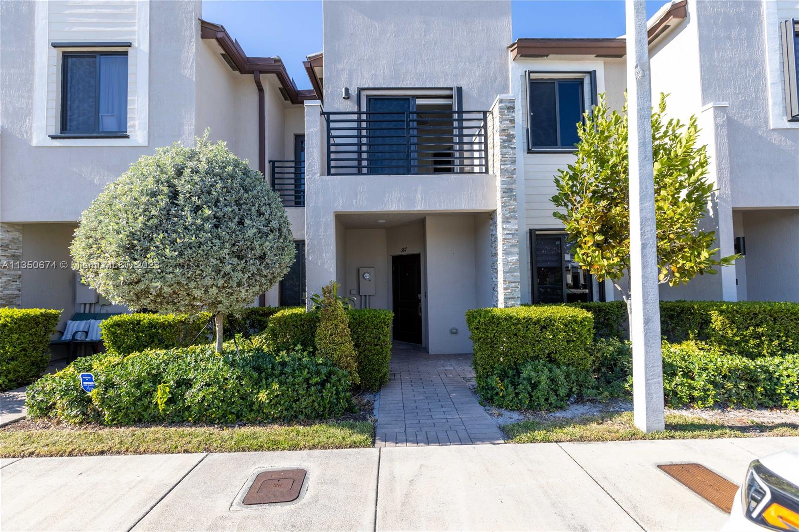 Photo 1 of 387 208th Ter in Miami - MLS A11350674