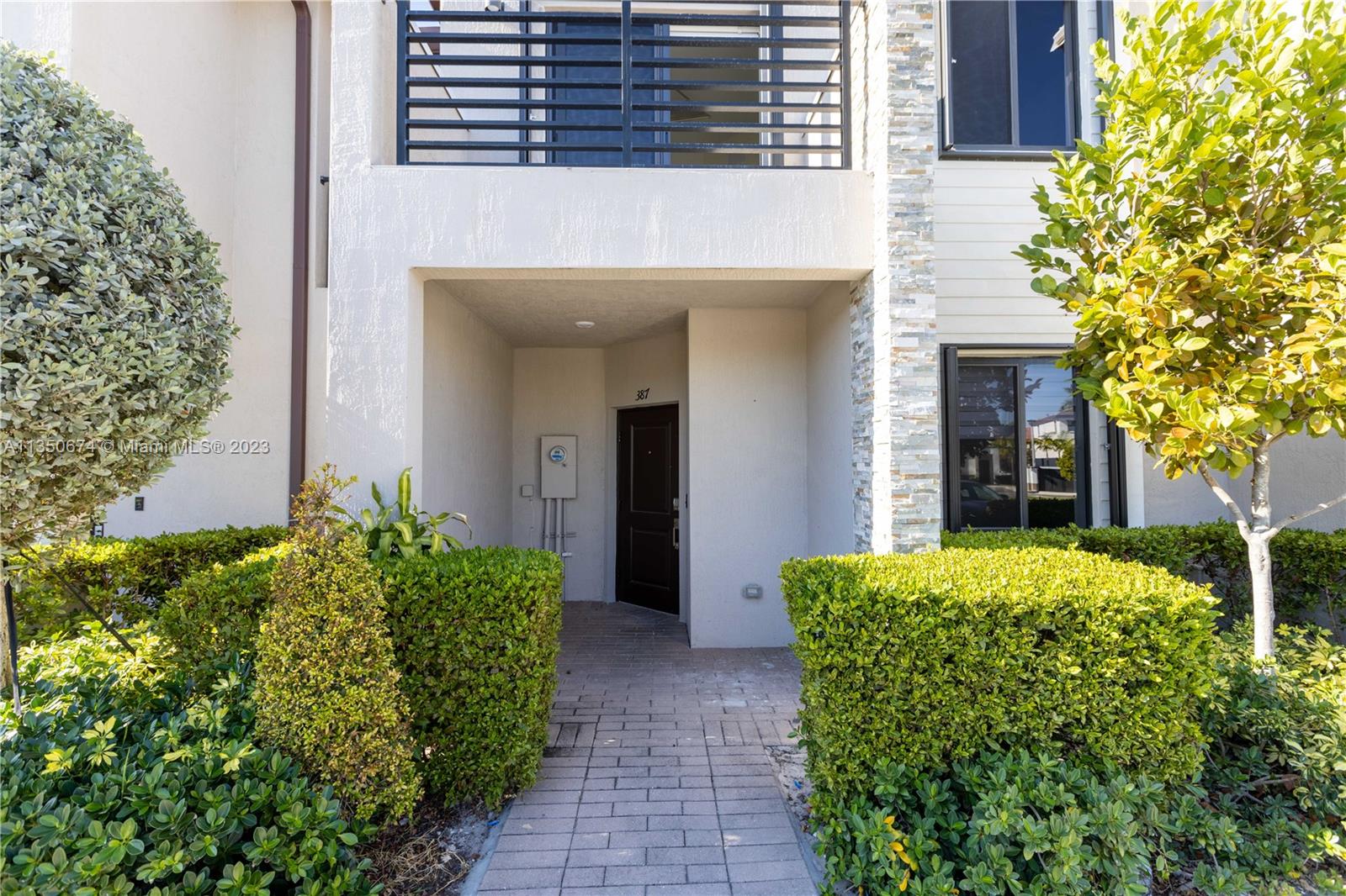 Photo 2 of 387 208th Ter in Miami - MLS A11350674