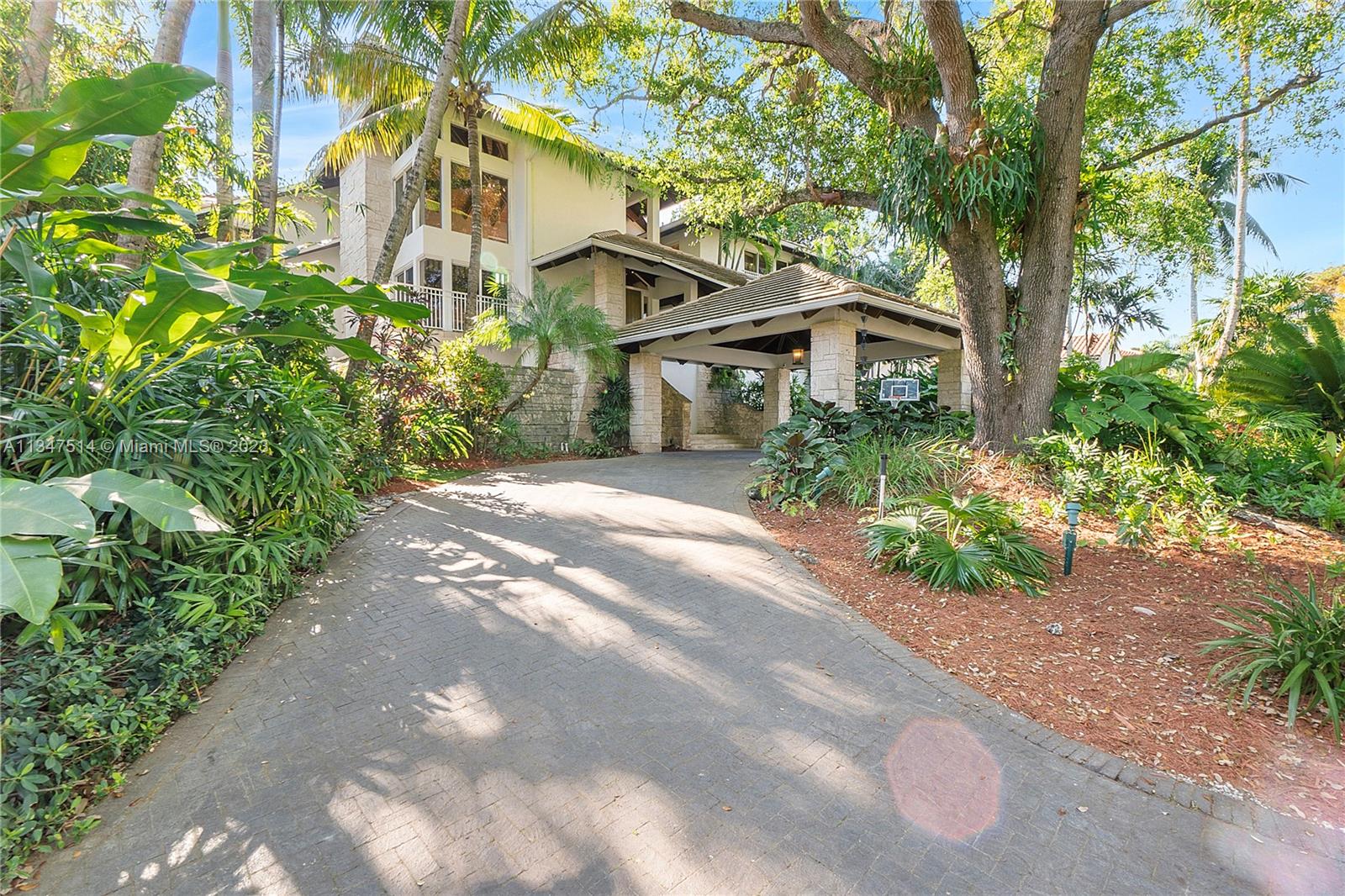 Photo 2 of 7125 Lago Dr in Coral Gables - MLS A11347514
