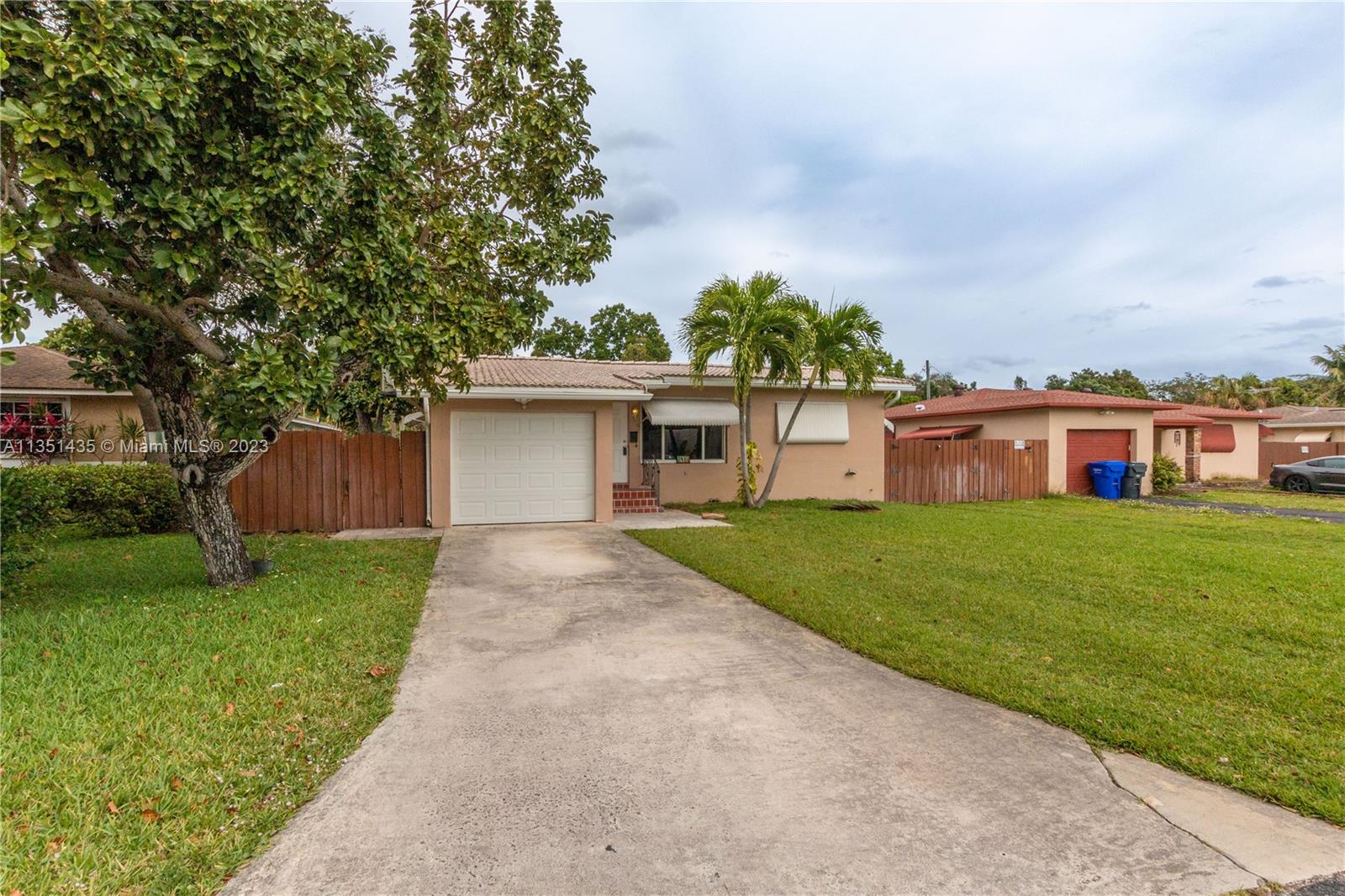 Photo 2 of 2439 Taylor St in Hollywood - MLS A11351435