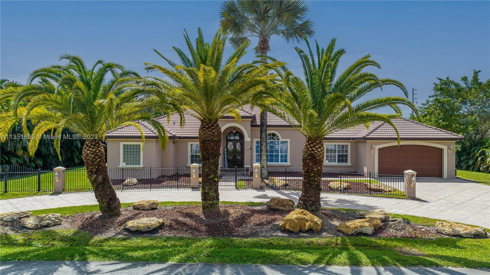 Photo 2 of 15382 25th St in Davie - MLS A11351699