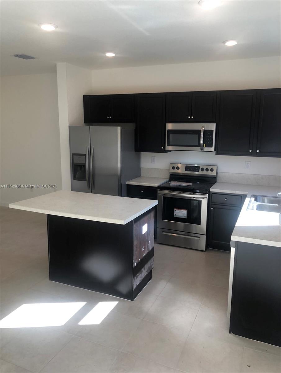 Photo 13 of 305 208th Ter in Miami - MLS A11352186