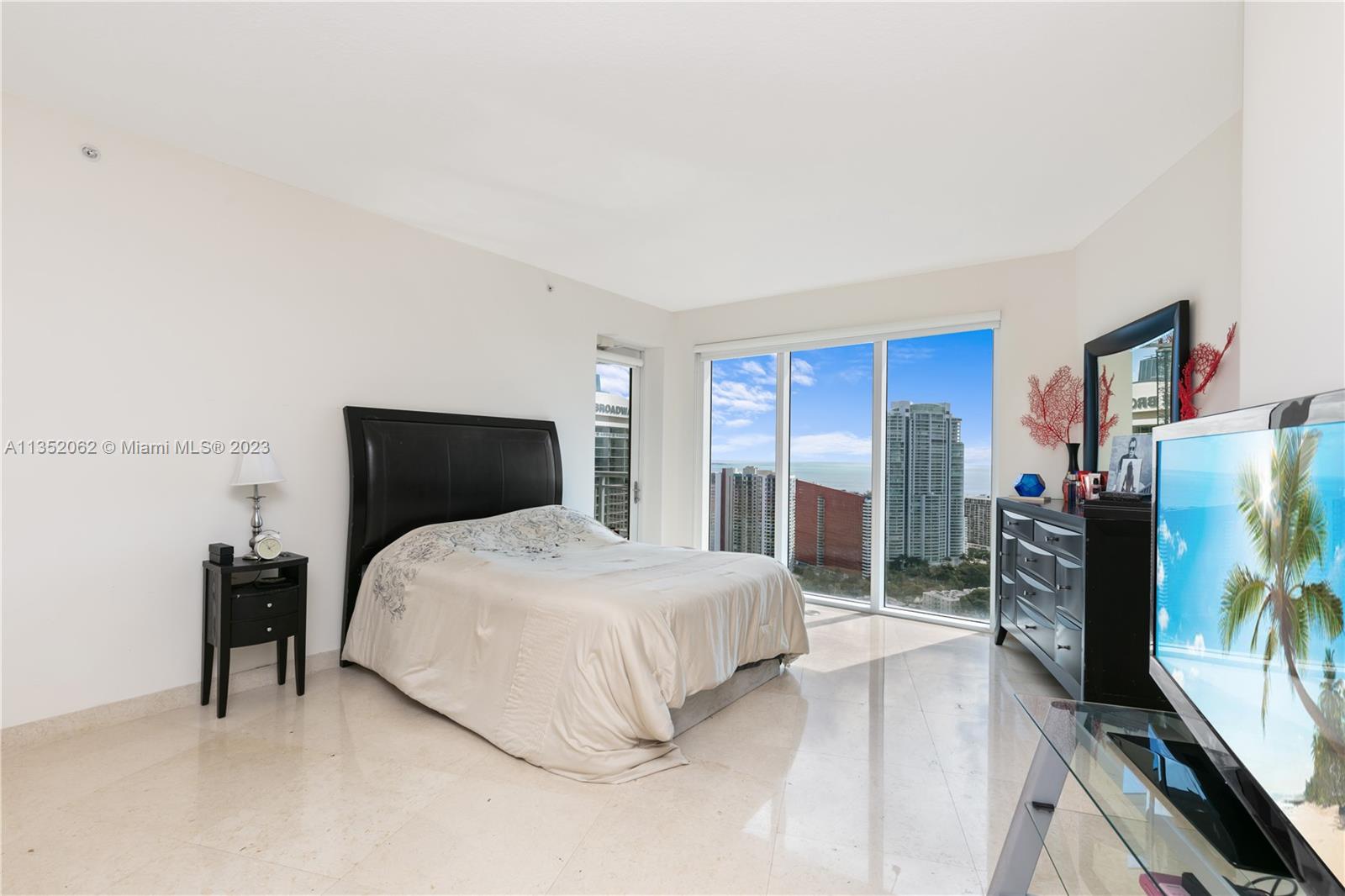 Third Bedroom located in the first floor. With astonish view, bright and spacious. Perfect for guests!