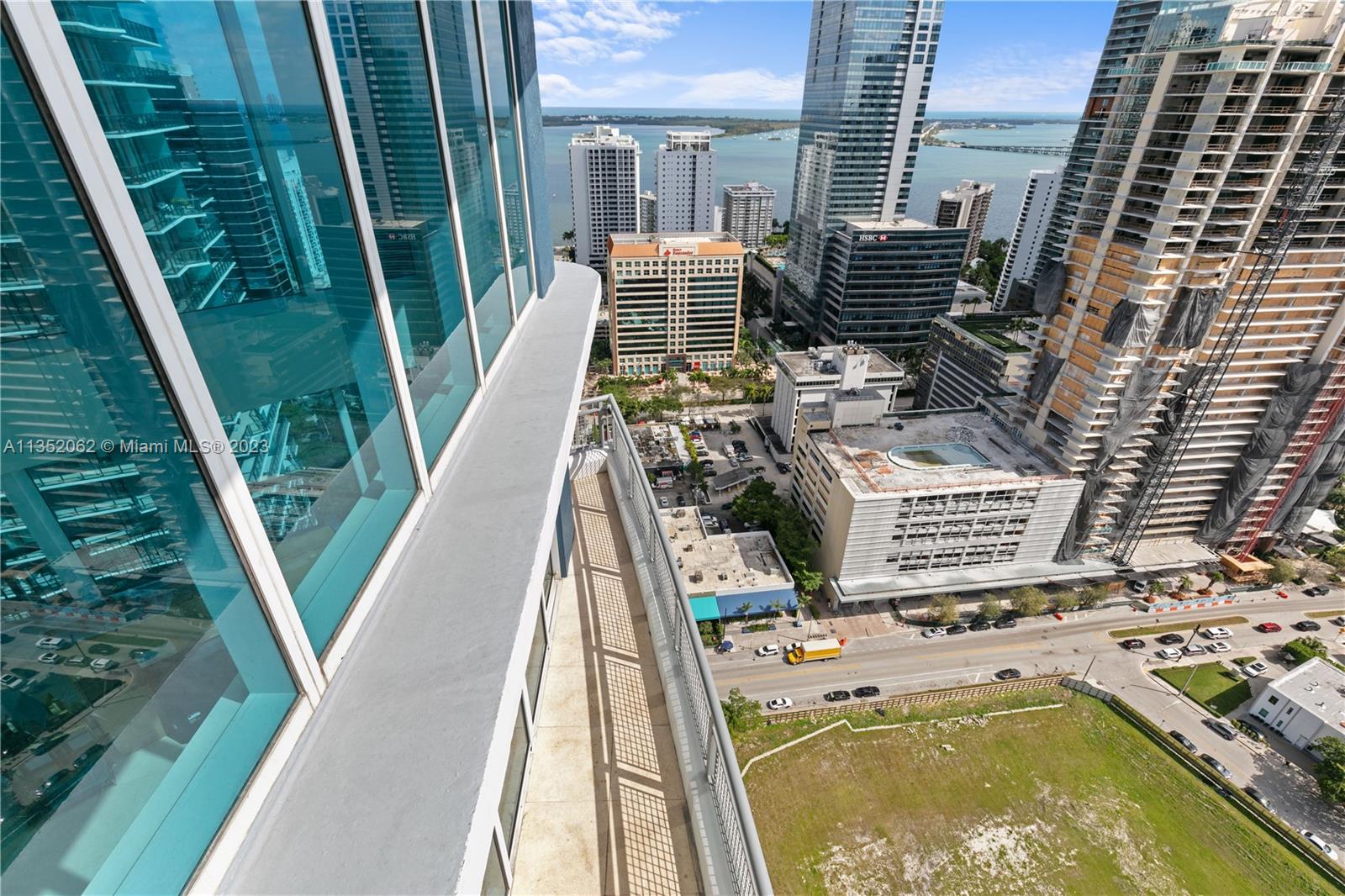 From the living room you can appreciate the mezzanine located above.