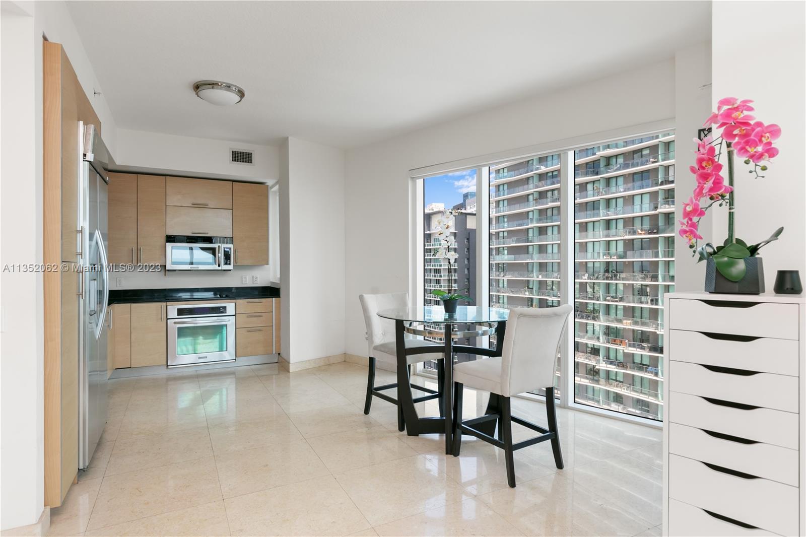 Kitchen bright and spacious offers a magnificent view