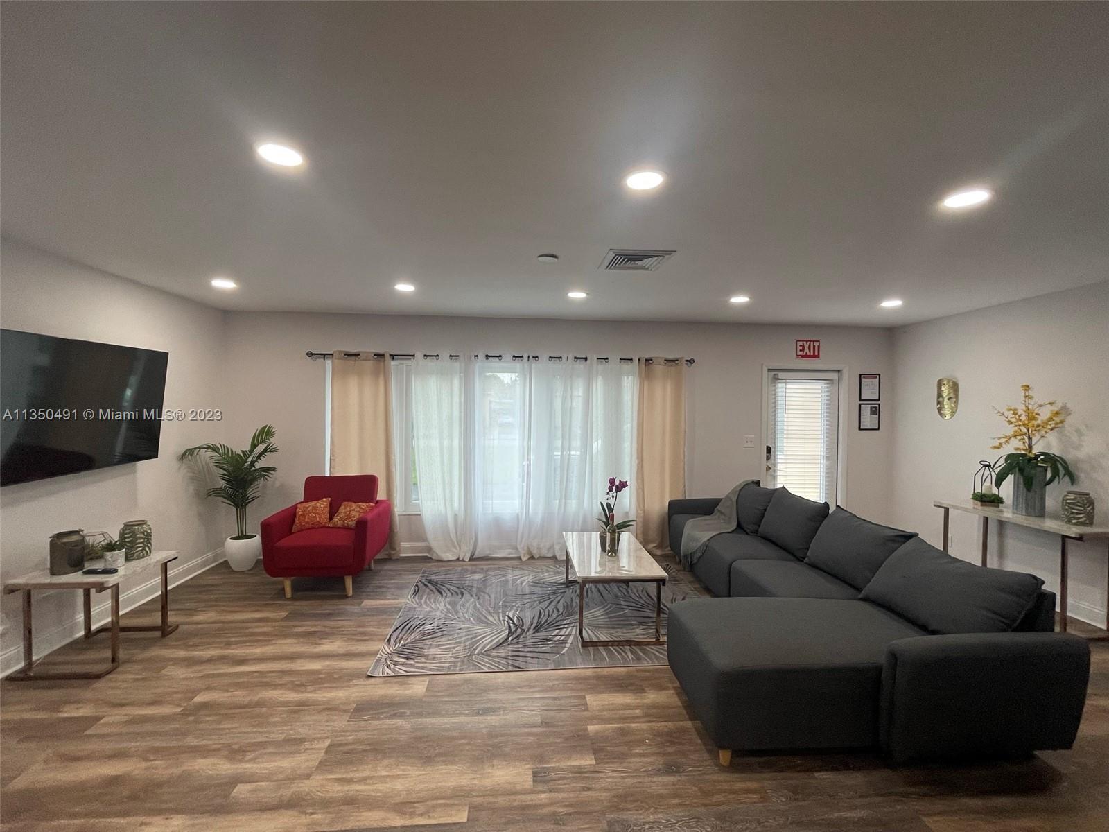 Photo 2 of   in Hollywood - MLS A11350491
