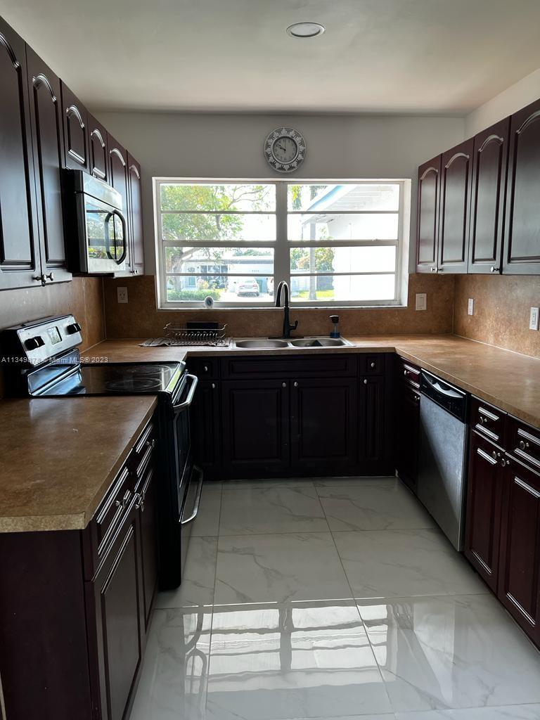 Remodeled 3/2 Single family home in Cuttler Bay with washer and dryer for convenance. Spacious backyard for family fun. Ready for immediate move in.