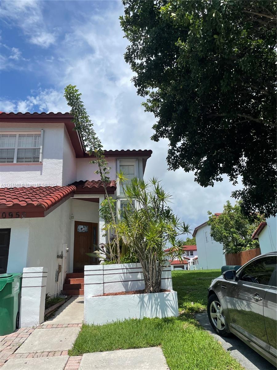 CLOSE DISTANCE TO THE LAKE FROM THIS WELL-MAINTAINED CORNER UNIT. TOWN HOME-3 BEDROOMS 2.5 BATH ONE CAR GARAGE, PLUS DEN, FORMAL LIVING ROOM, DINING ROOM & FAMILY ROOM LOCATED IN THE BEAUTIFUL CITY OF CUTLER BAY. EASY ACCESS TO FL TURNPIKE.