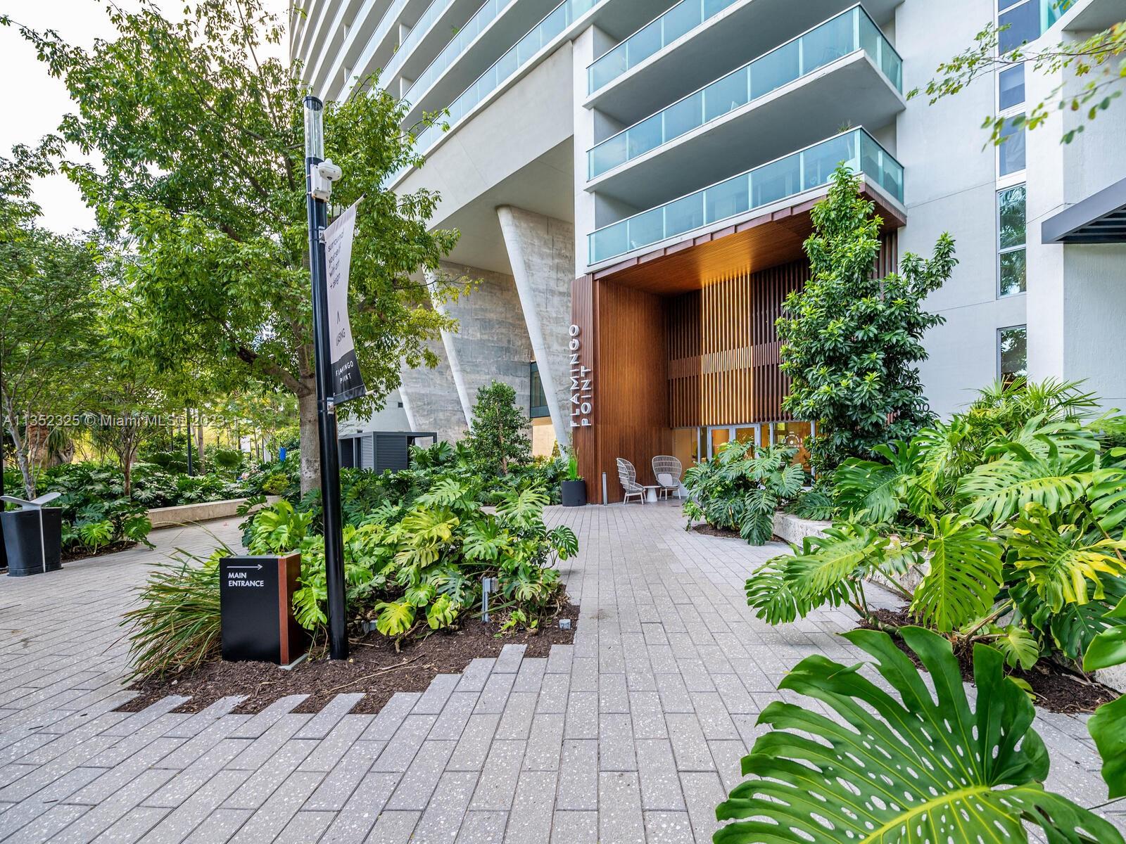 Front Dining/Promenade