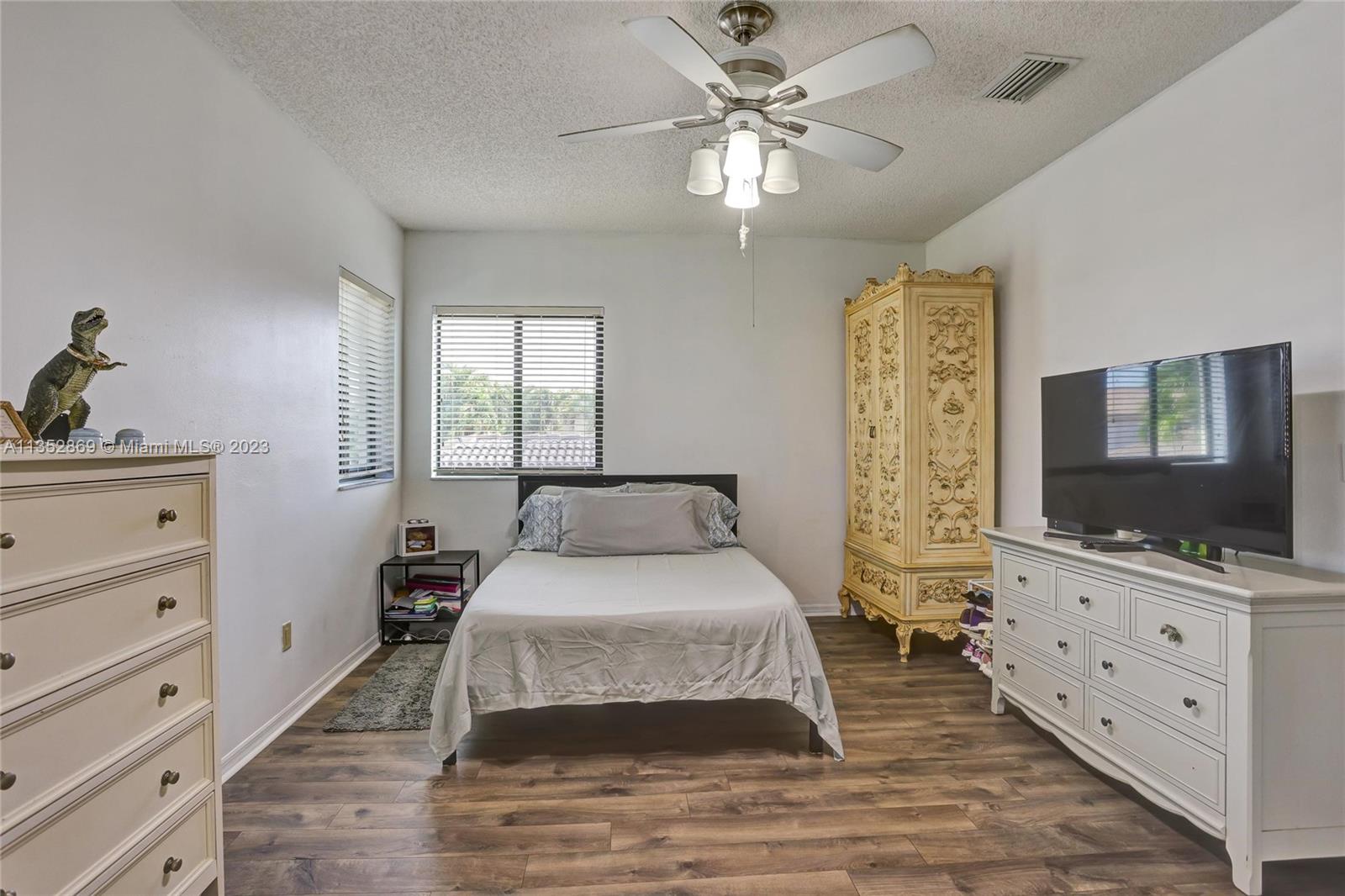 Master Bedroom. Laminate Floor