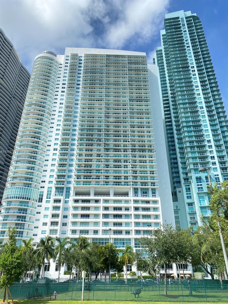 Amazing 2/2 unit with spectacular wide open & unobstructed bay view! 1800 Club is located right across from Margaret Pace Park,close to Wynwood, Design District, South Beach, American Airlines Arena, Bayside, Bayfront Park...etc. This unit features rectified ceramic floor in the entire unit, modern roller shades, Italian cabinetry, S/S appliances, granite countertops and much more. First class amenities. Must see!