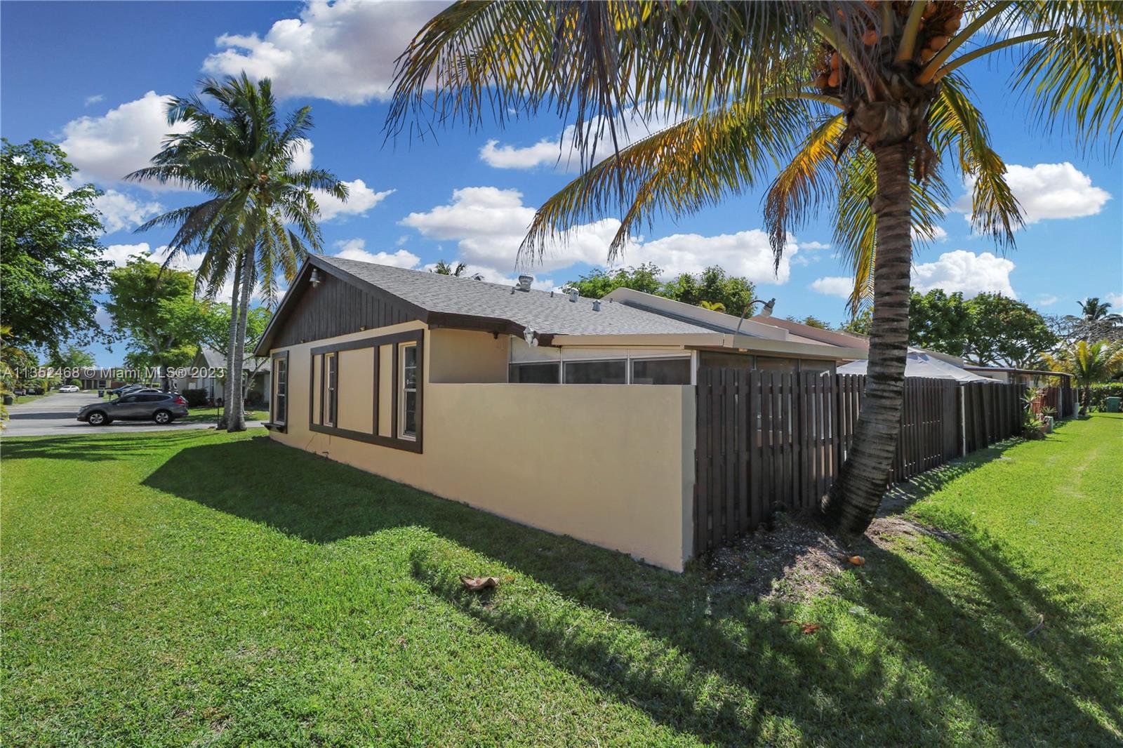Photo 2 of 11530 122nd Pl in Miami - MLS A11352468