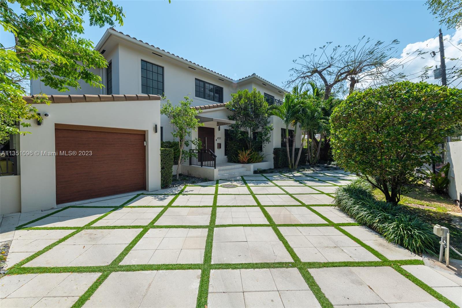 Stunning custom pool home on Nautilus Drive!