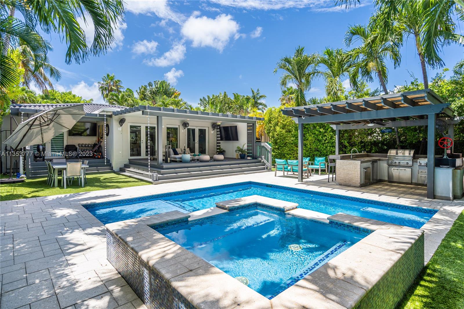 Photo 1 of 525 Lakeview Dr in Miami Beach - MLS A11353777