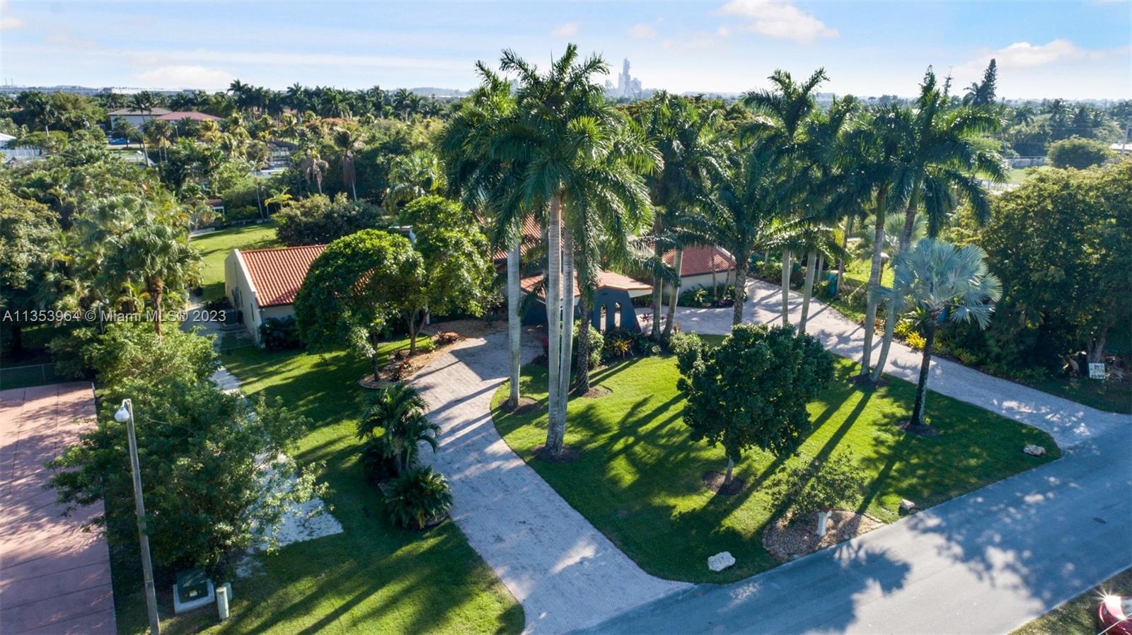 10050 NW 135th St, Hialeah Gardens, FL 33018