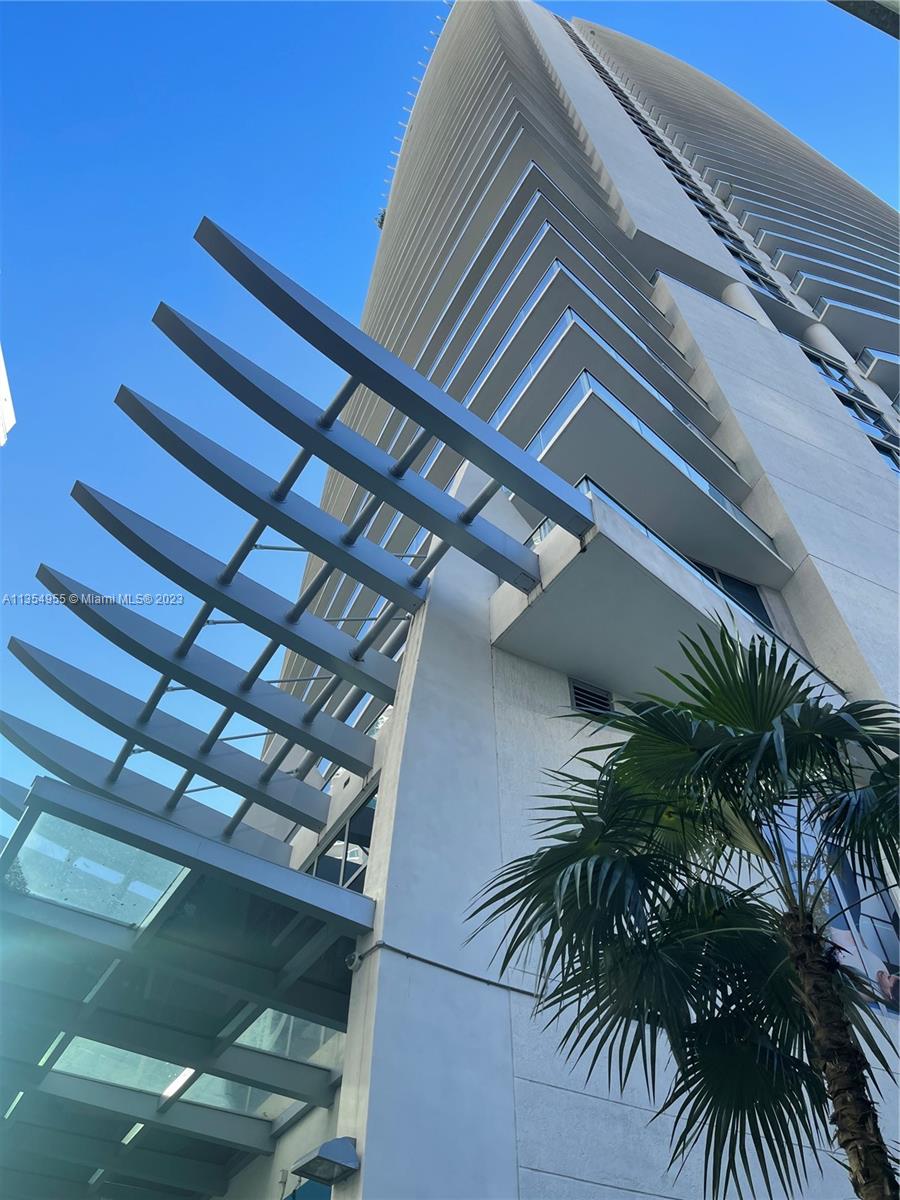 Great Unit in a newer building, enjoy the wonderful Brickell area, walking distance to all entertainment, bars, restaurants, Brickell City Center. Amazing large balcony!! Amenities include a roof top pool, fitness center, movie theater, kids playroom. Available April 10