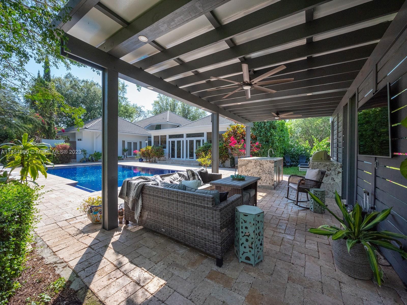 Pergola w/ outdoor kitchen