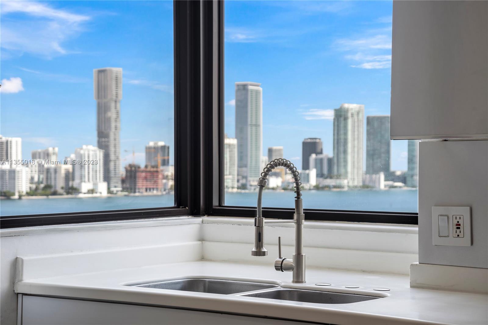 1000 Venetian Way 1403