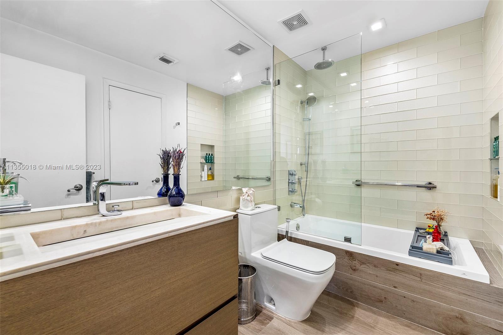 1000 Venetian Way 1403