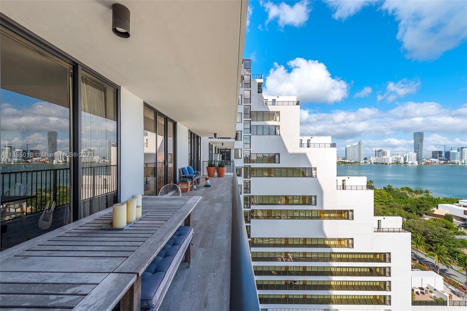 1000 Venetian Way 1403