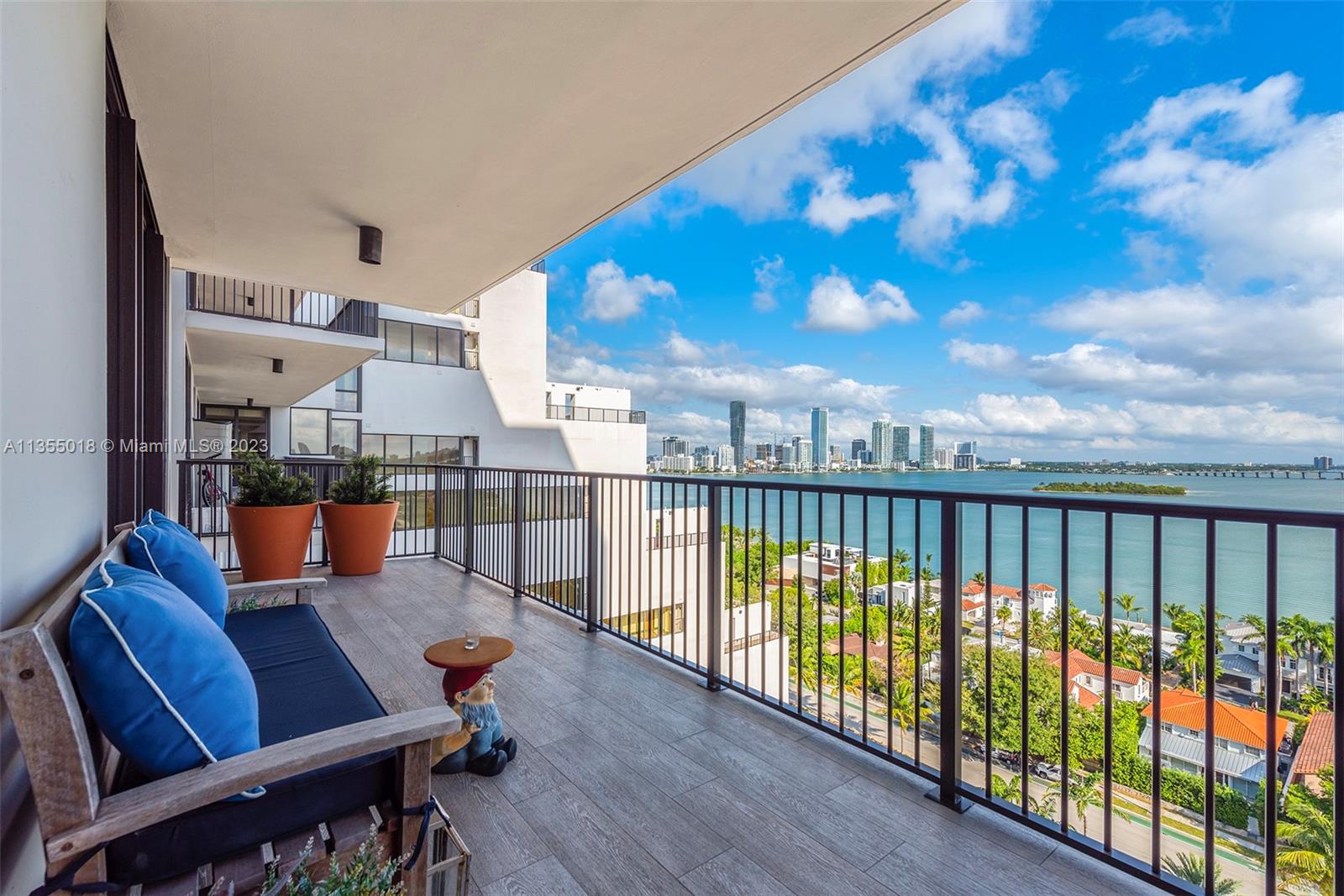 1000 Venetian Way 1403