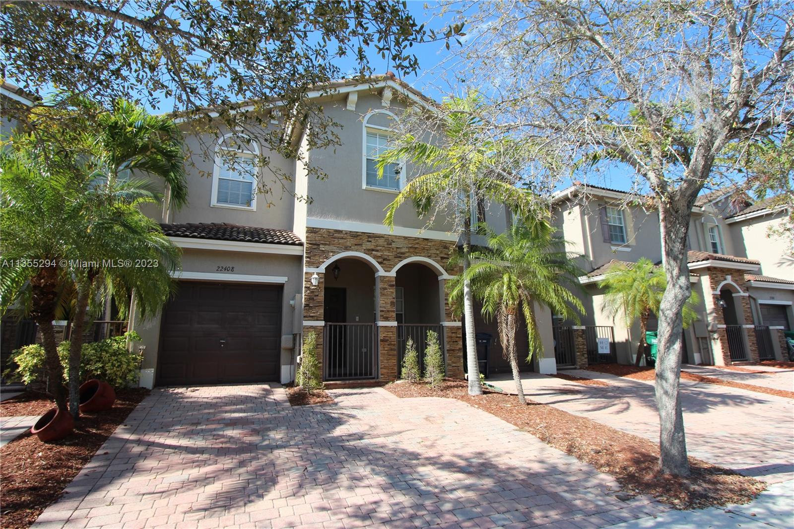 BEAUTIFUL TH 4 HAB. 3 BATHS (1 BEDROOM DOWNSTAIRS). RELAXING LAKE AND GARDEN VIEW, SPACIOUS AREAS, CERAMIC AND LAMINATE FLOORS, PATIO AND GARAGE. ENJOY THE COMMUNITY PLENTY OF AMENITIES: POOL, EXERCISE ROOM, PLAYGROUNDS, SIDEWALKS, LAKES AND MORE. EXCELLENT LOCATION. ISLES AT BAYSHORE - THE COVE.