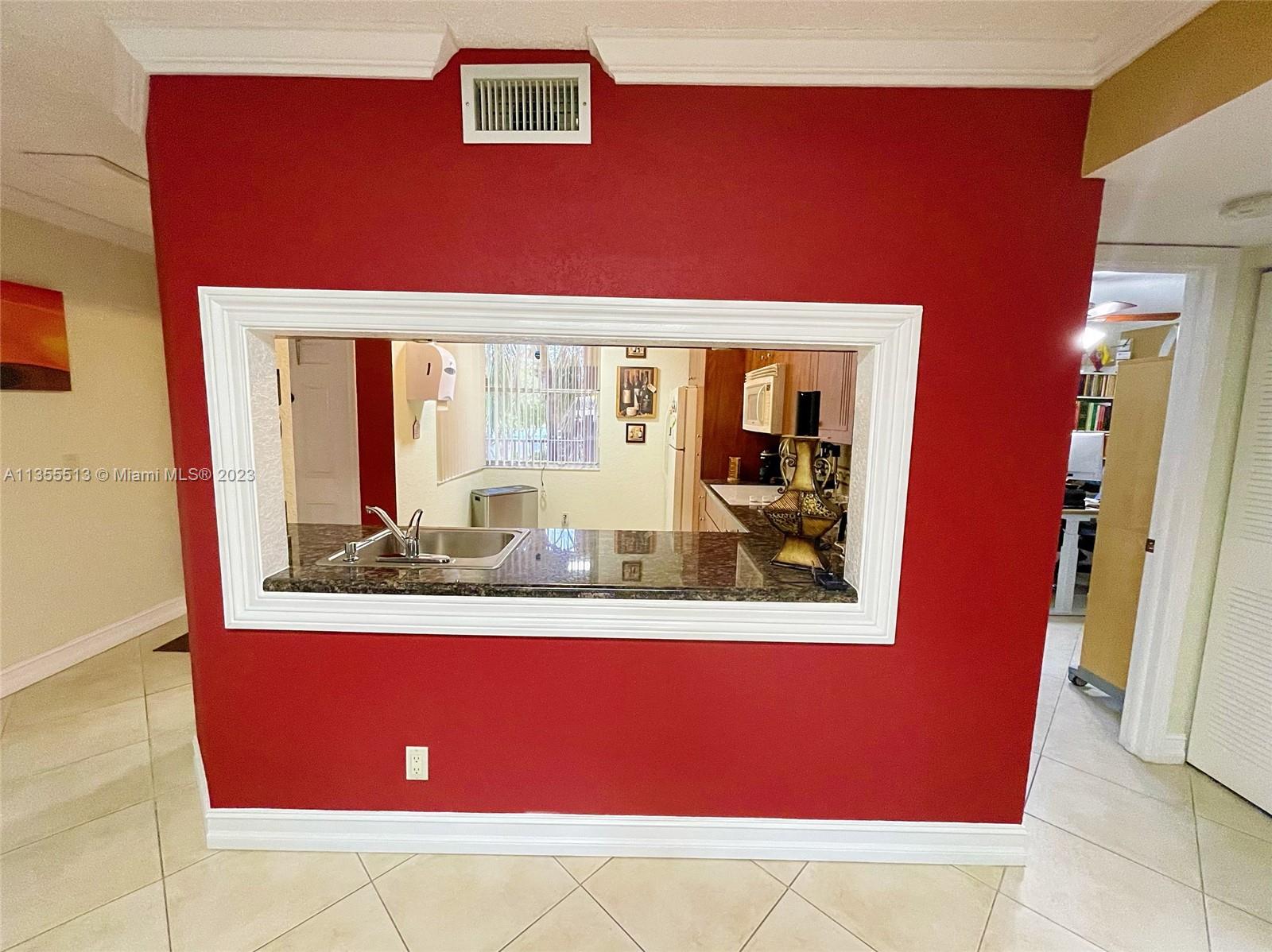 SIDE KITCHEN