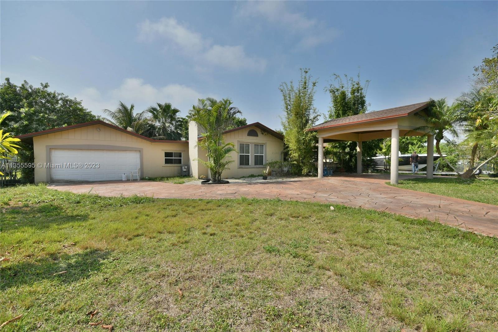 Cozy property in the Bonanza neighborhood , Multiple fruit trees , guest house, gazebos and relaxing water features 
Located in the desired Redlands with spacious rooms and modern kitchen .
Enjoy the refreshing pool area surrounded by the Tropical gardens .
Over an acre of land ( 59242 sqf )