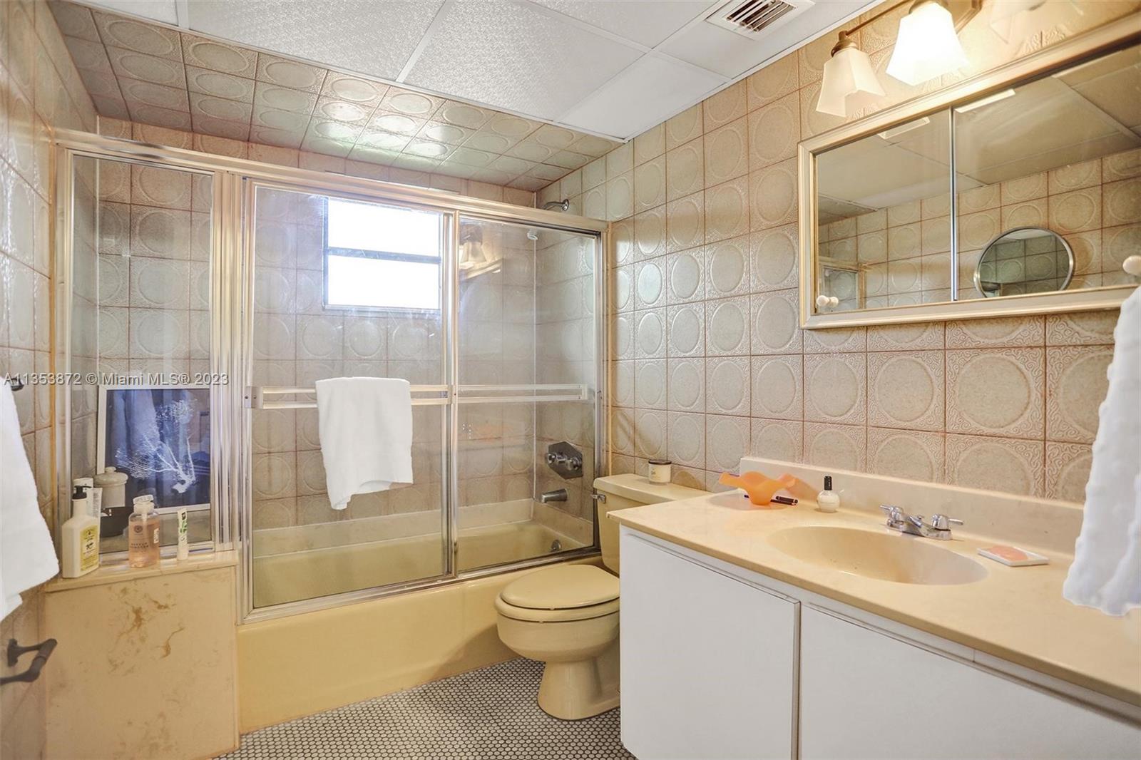 2nd Bathroom Tub / Shower combo