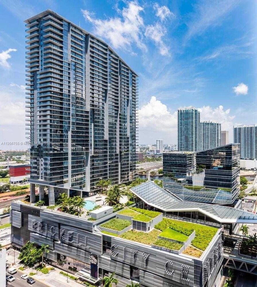 Welcome to Reach Brickell City Center urban oasis residence 1403; your dream Miami lifestyle awaits! Embrace urban living in this 3BR + den, 3.5BA spacious haven. The stylish kitchen features Italian cabinetry, SS appliances & a sociable island for cherished gatherings. Step onto your terrace to revel in striking city & water views. Floor-to-ceiling doors/windows & ample storage maximize convenience.
Indulge in Reach's unparalleled amenities: multiple pools, a state-of-the-art gym, kids' playground, party room, spa, complimentary valet, library & exclusive Brickell City Center access. Discover endless shopping, dining & entertainment options just steps away.