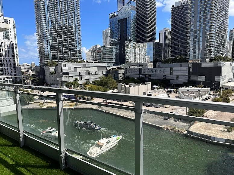 MINT at Riverfront is 56 story.Beautiful 2 bedrooms 2.5 baths corner unit with spacious floor plan .Residence features 2 terraces, stainless steel appliances , granite counter tops, Italian kitchen and amazing city skyline view.Great location in the heart of Brickell area, walking distance to Brickell City Centre .Five stars resort style amenities such as pool, fitness center, spa, billiards/game room, sauna/Jacuzzi, steam room and much more.