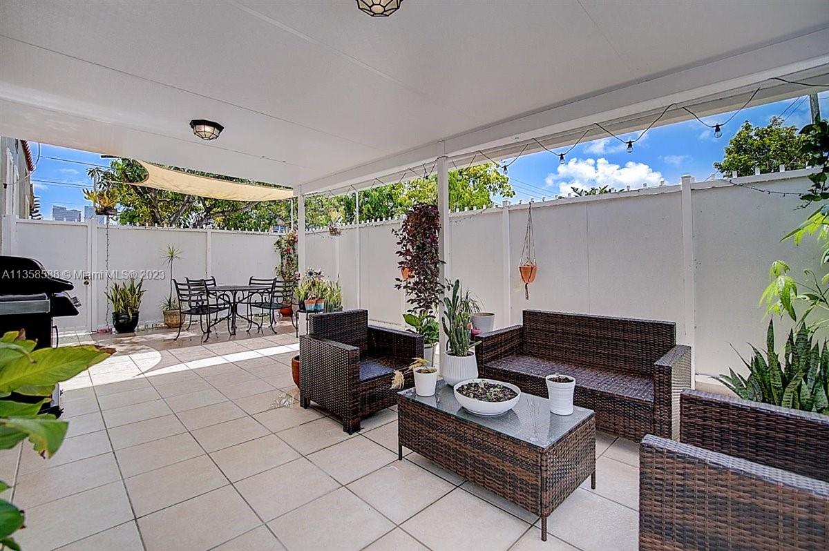 944 SW 10th Ave  For Sale A11358588, FL